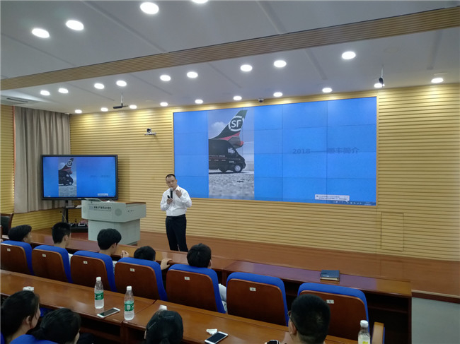 讲座照片1.jpg